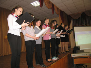 Школьный хор исполняет «Gaudeamus»